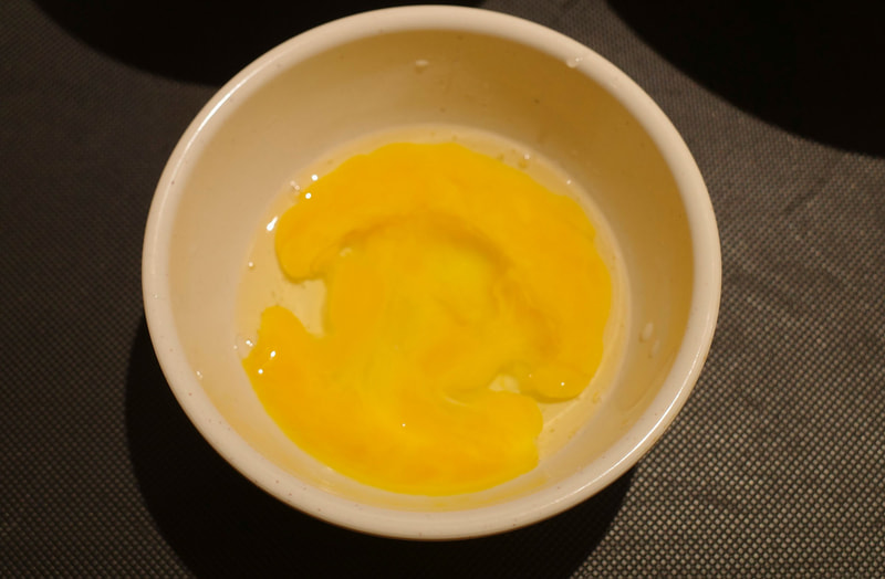 生玉子は黄身が崩れるくらいまで軽くシャッフル!
