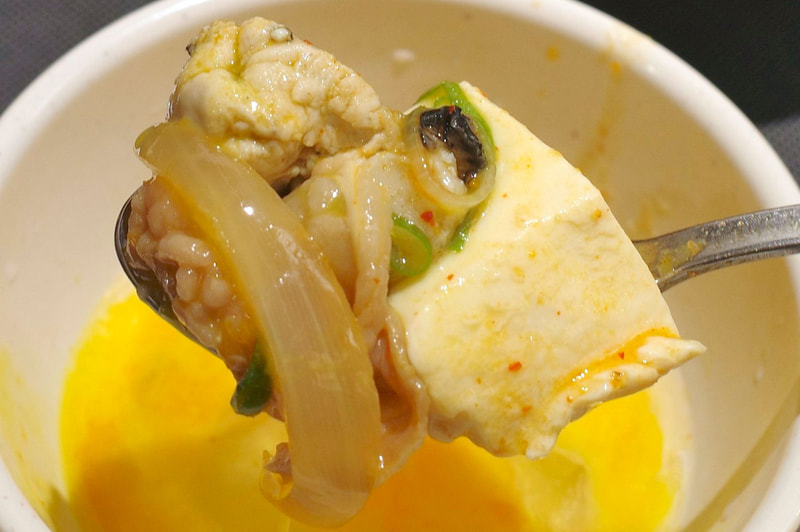 牡蠣入り牛豆腐キムチチゲに生玉子を絡めると、味の深みとキレが同時に高まったことを舌の上で実感しながらFINISH!