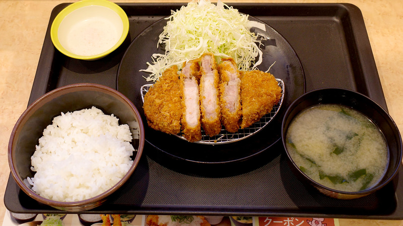 「国産雪国育ち厚切りロースかつ定食」にはご飯、みそ汁、紅塩がついてきます