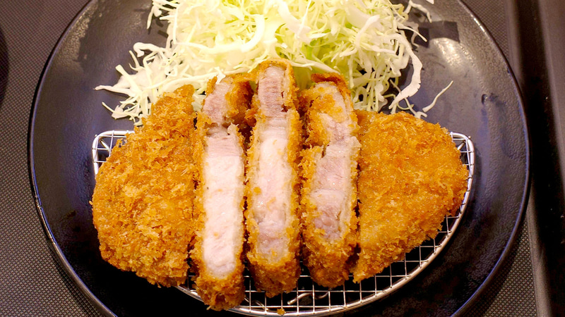 国産雪国育ち厚切りロースかつは、厚切りの名に恥じないビジュアルの力強さに感動!