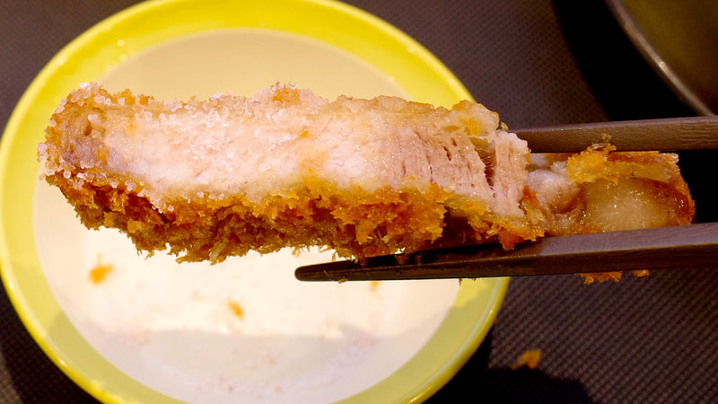 国産雪国育ち厚切りロースかつはプレーンな状態でも美味ですが、じんわりと旨味と塩気を高める紅塩のおかげでご飯との親和性UP!