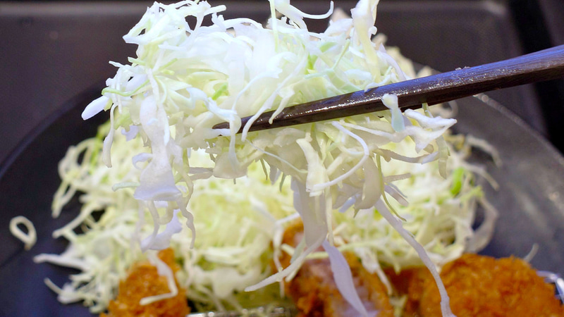冷たくみずみずしい千切りキャベツは国産雪国育ち厚切りロースかつをほおばったあとの箸休めに最適!