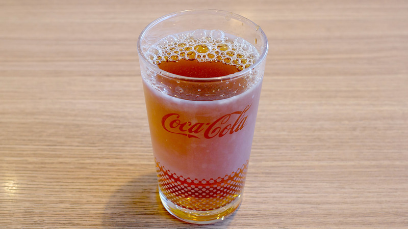 「ハンバーグとグラフォアのトリュフソースライスまたは石窯ブールつき」を頼むなら、ドリンクバーが無料の平日のランチタイムがオススメ!