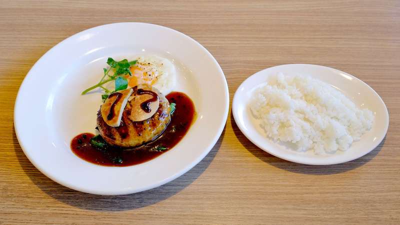 「ハンバーグとグラフォアのトリュフソースライス付き」は、ハンバーグとグラフォアのトリュフソース、ライスコミコミで量はほどほどといったところ!