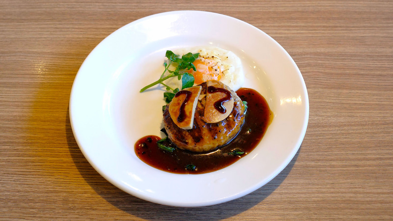 ハンバーグとグラフォアのトリュフソースのビジュアルは中々フォトジェニック!