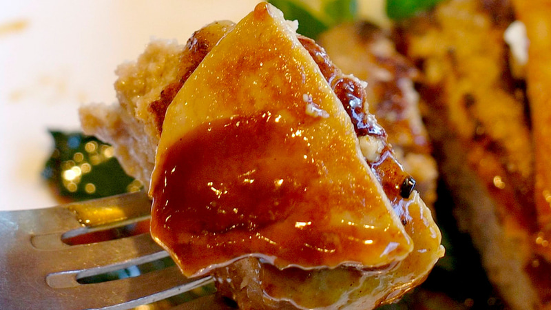 ハンバーグにグラフォア、ほうれん草のソテー、トリュフソースを絡めてほおばることで、味付けと旨味の濃さが高まってライスとの親和性UP!