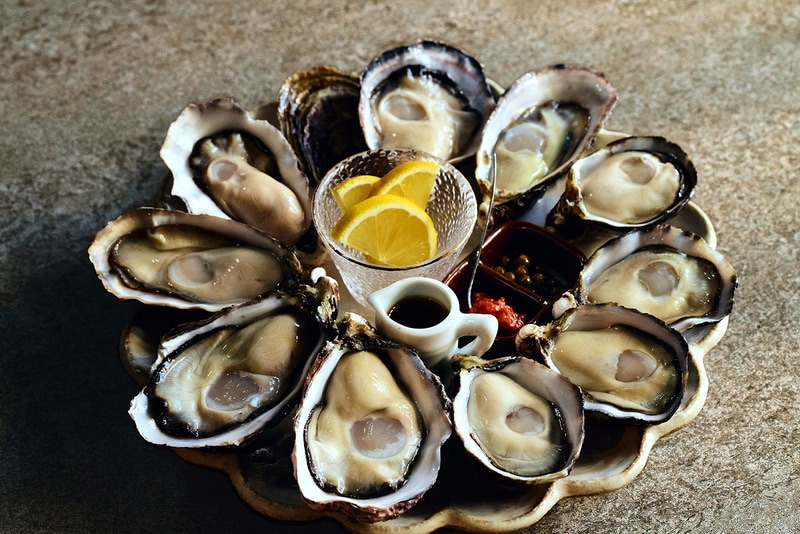 全国の生産者から直送される選りすぐりの生牡蠣が通年で味わえる「オイスター酒場さくらの」(東京・千歳船橋)の生牡蠣10種盛り合わせ(時価・1個850円～)　写真／伊藤菜々子