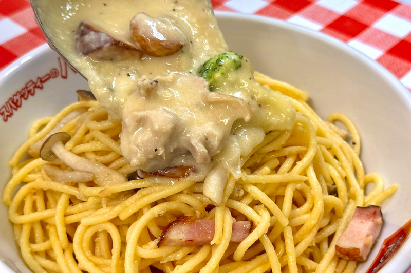 パンチョの極太麺にたっぷりのシチューナポを絡めて楽しめます