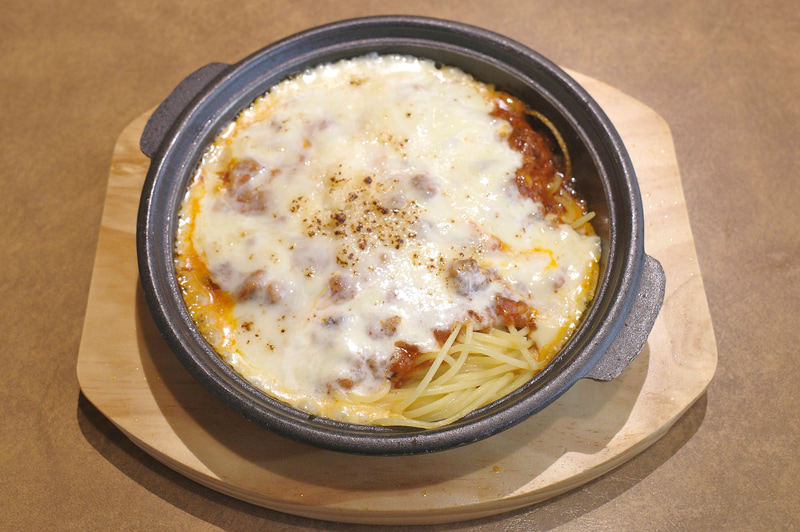「“鉄板パスタ”たっぷりチーズの感動ボロネーゼ」は激熱なので火傷に注意!