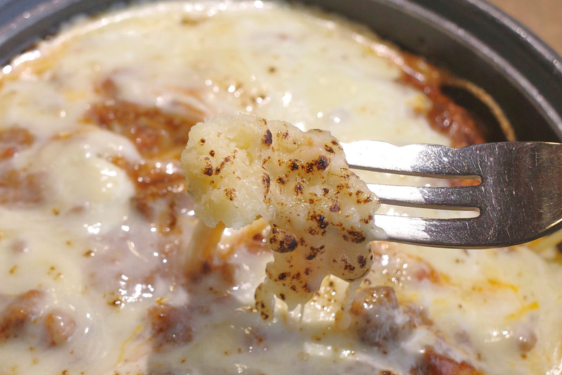 塩気強強な粉チーズ、マイルドな味わいのチーズソースと、ボロネーゼソースパスタとの親和性の高さに期待が高まります!