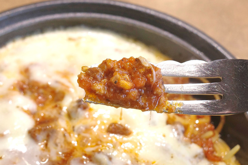 ボロネーゼソースは塩気は軽めながらも、香味野菜やひき肉などの具もガッツリなことに思わずニッコリ!