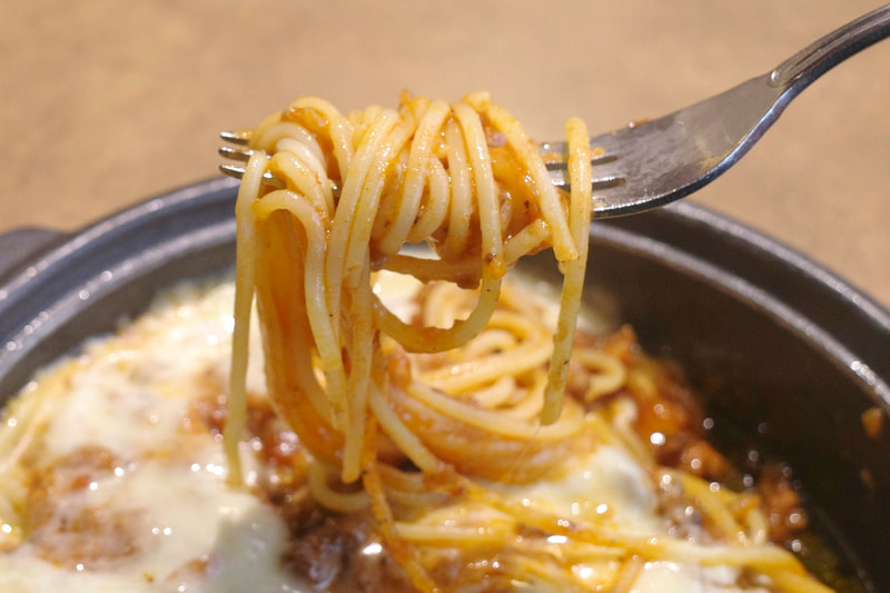 ボロネーゼパスタはカリモチなパスタに具の食感と旨味が強く主張するボロネーゼソースが絡んで味は悪くないものの、もっと塩気が欲しいのが本音!