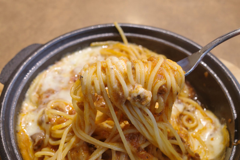 ボロネーゼパスタは粉チーズとチーズソースをMIXすることで、塩気の物足りなさが華麗に解消してウマウマ!