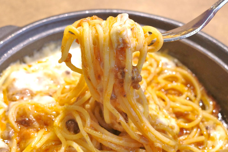 旨辛テイストに変化した「“鉄板パスタ”たっぷりチーズの感動ボロネーゼ」withレッドペッパーオイルでFINISH!