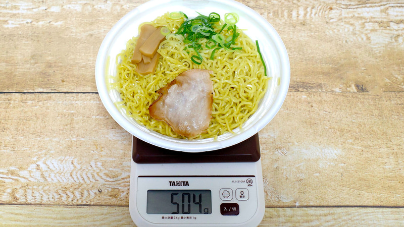 容器込みの「魚介だしのきいた 尾道ラーメン」の総重量は504g