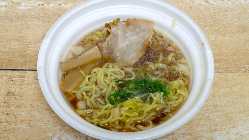 スープに麺＆具を入れて10秒ほどシャッフルしたら食事開始!