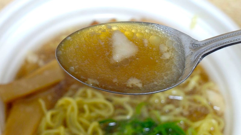 スープは出汁、醤油、背脂の味がバランス良く味もグッド!