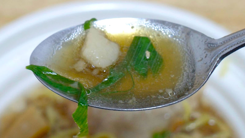 スープに青ねぎをまとわせることで爽快感マシマシに!