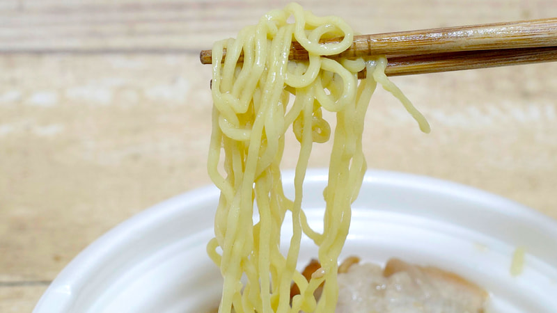 スリムな麺を採用したこともあいまって、瞬時にスープの味を吸い込んで美味!
