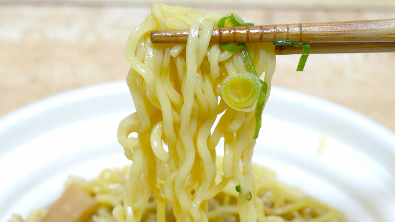 麺にも特製スパイスの風味が効いてウマー!