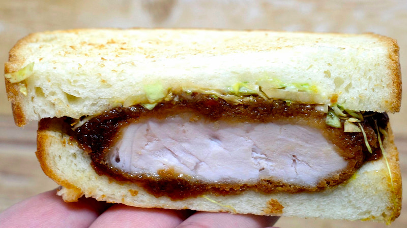 「ごちそうサンド ロースとんかつ」は、見た目から連想する印象通りの食感と旨味の強さに感激しながらFINISH!
