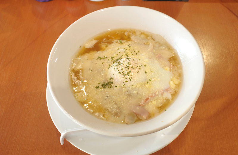 「カルボらーめん」の初見の印象は、ラーメンとカルボナーラの味が喧嘩していないか心配になったのが本音です!