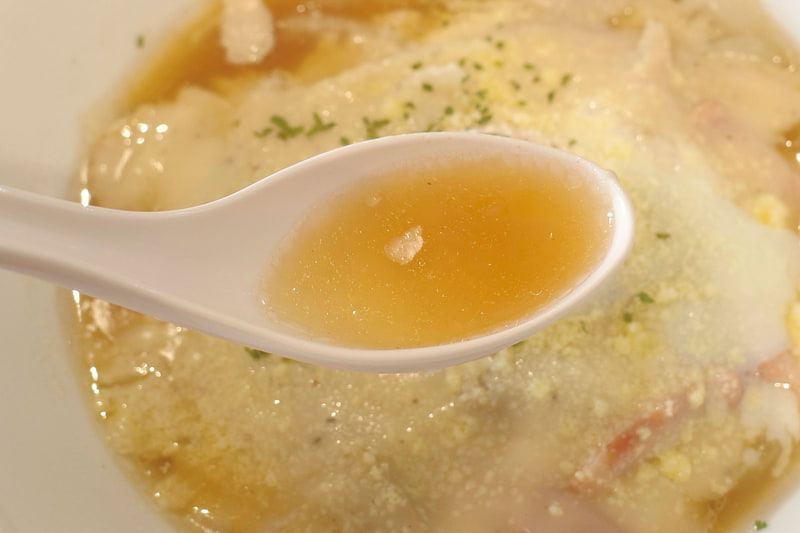 醤油ベースのスープは塩気がめっちゃライト!