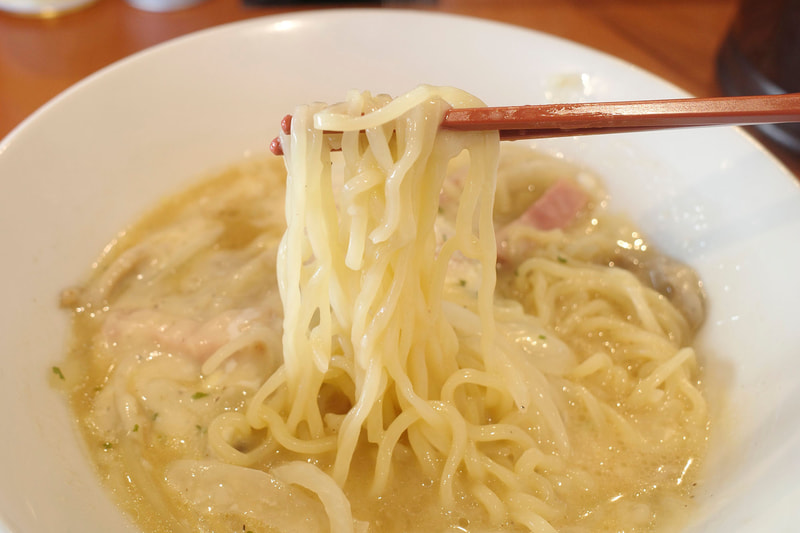 太めの麺はハリが強く、「中華そば」のスープと濃厚ソースの味も全身でキャッチして旨し!
