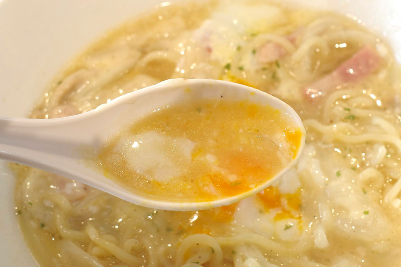 半熟玉子のおかげでスープの味もさらに高まり、思わずニッコリ!