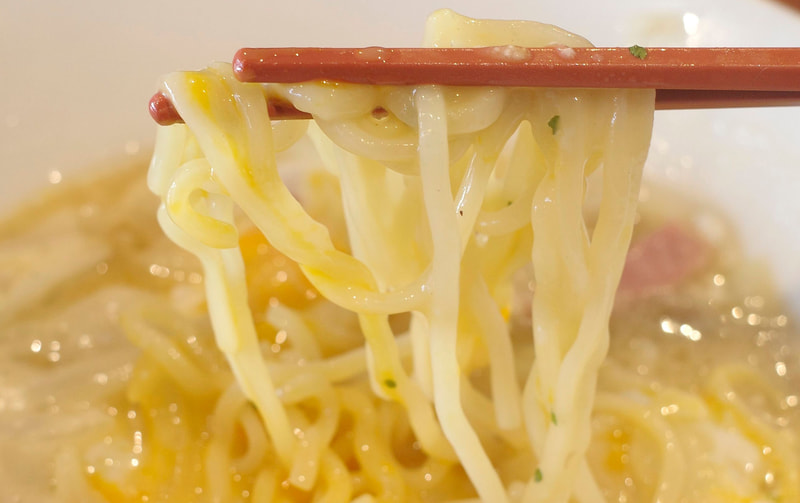 スープに半熟玉子を投入したあとに麺を喰らうことでカルボナーラらしさが極まります!
