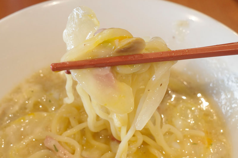 麺にスープや半熟玉子、具をまとわせることで、スープ仕立ての「カルボナーラ」をほおばるような感覚を抱きながらFINISH!