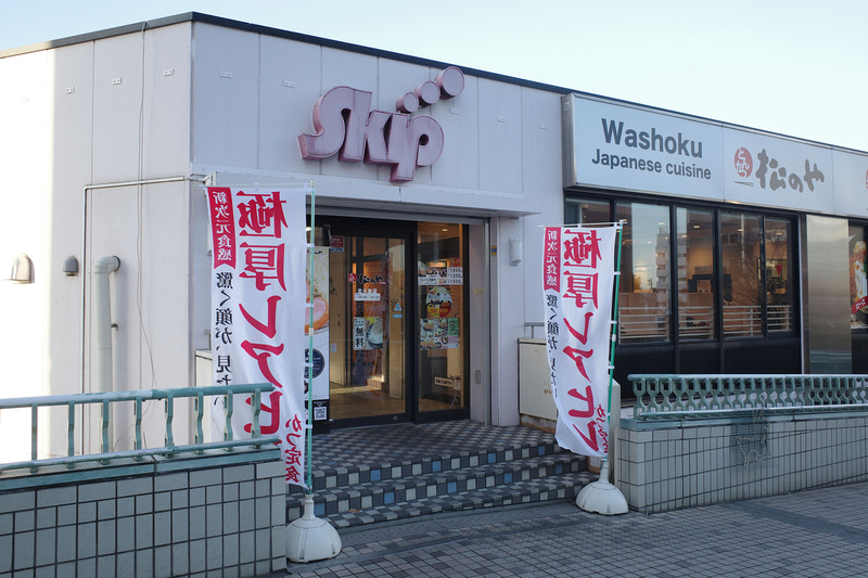 お店入口ではポスターと幟で「極厚“レア”ヒレかつ定食」をアピール!