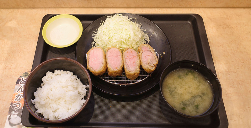 「極厚“レア”ヒレかつ定食」には紅塩、ご飯、みそ汁がついてきます!
