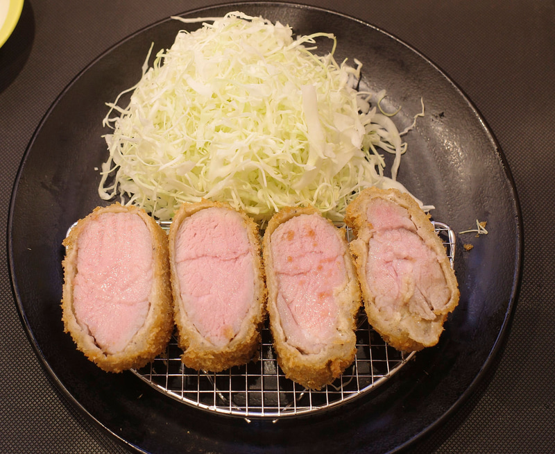 主役の極厚“レア”ヒレかつは、ほんのりピンクに色づいています!