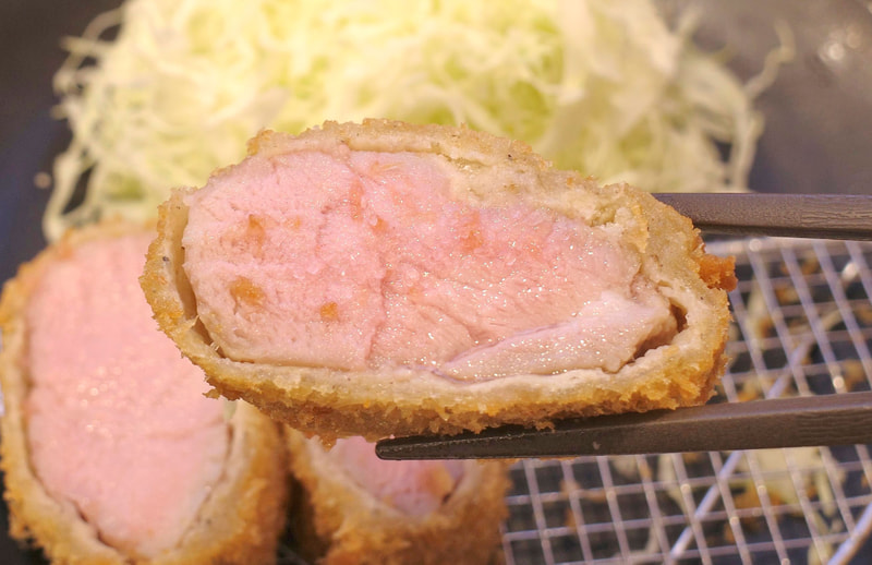 紅塩を極厚“レア”ヒレかつにかけると、ご飯との親和性UP!