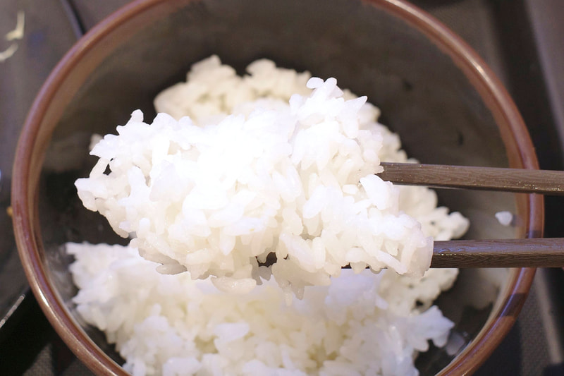 極厚“レア”ヒレかつを受け止めるご飯はハリのある炊き加減!