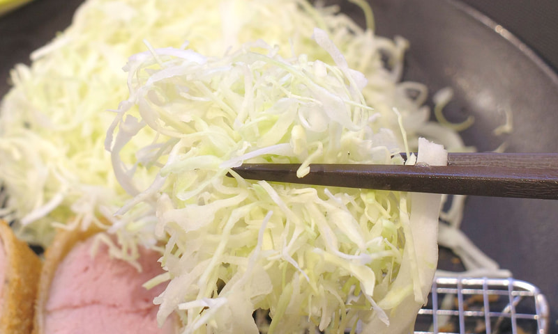 千切りキャベツはご飯同様に極厚“レア”ヒレかつのあとにつまみたい!