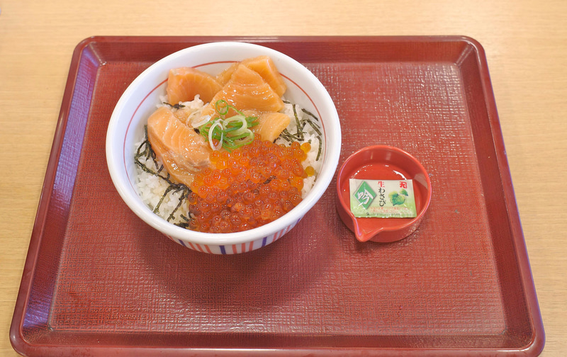 「サーモンいくら丼」にはわさびの小袋がついてきます!