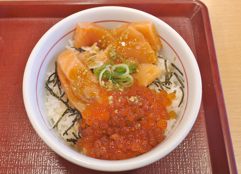 わさび醤油を「サーモンいくら丼」に注ぎ終えたら食事開始!