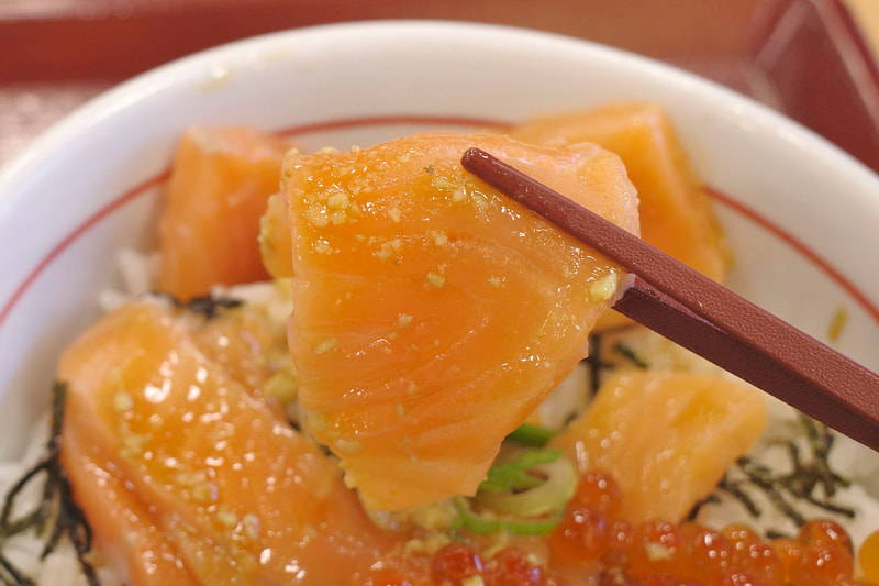 サーモンは脂の旨味が濃厚かつ、わさび醤油もマッチして旨し!
