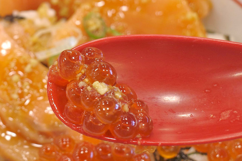 いくらはサーモンよりもわさび醤油をかける量を気持ち少なめにすることをオススメ!