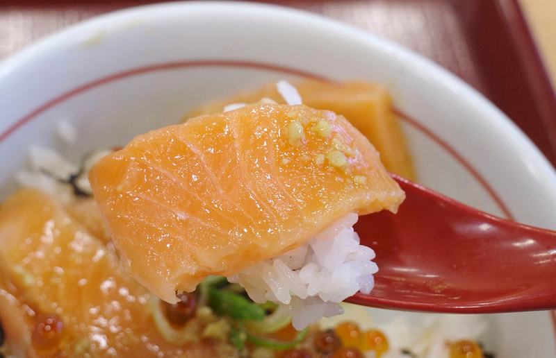 「サーモン丼」はサーモンの脂由来の旨味を活かしつつも、さっぱりテイストな酢飯が合わさることで後味キリリ!