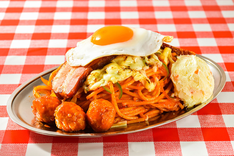 豊富なトッピングメニューと選べる麺量で、ナポリスト(＝パンチョのファン)を満足させています