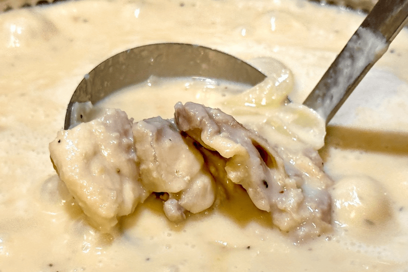 チーズがたっぷり溶け込んだホワイトソースに具がたっぷりゴロゴロ！