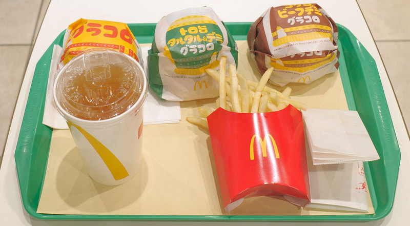 まず「グラコロ」、「トロ旨タルタル＆デミグラコロ」、「コク旨ビーフデミグラコロ」、「爽健美茶」、「シャカシャカポテト ローストガーリックバター味」が運ばれてきました!