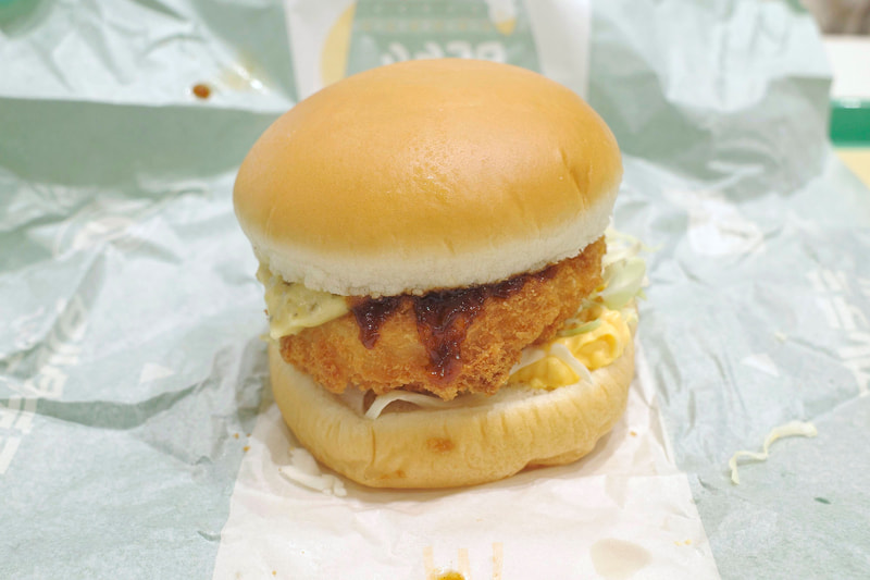 「コク旨ビーフデミグラコロ」は、具入りのビーフデミフィリングのおかげで「グラコロ」、「トロ旨タルタル＆デミグラコロ」よりも盛り良し!