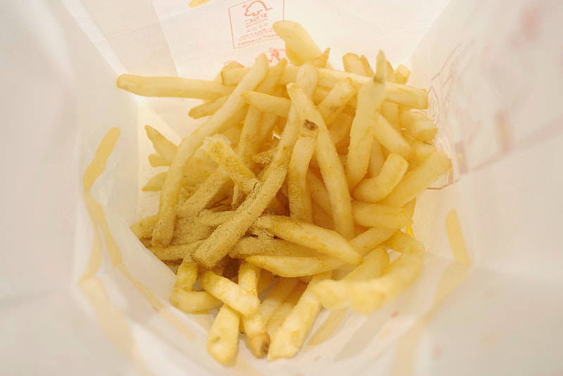 紙袋に「マックフライポテト」と「シャカシャカポテト ローストガーリックバター味シーズニング」をIN!