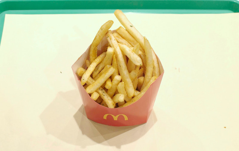 「シャカシャカポテト ローストガーリックバター味」を紙箱内に収納し終えたら食事を再開!