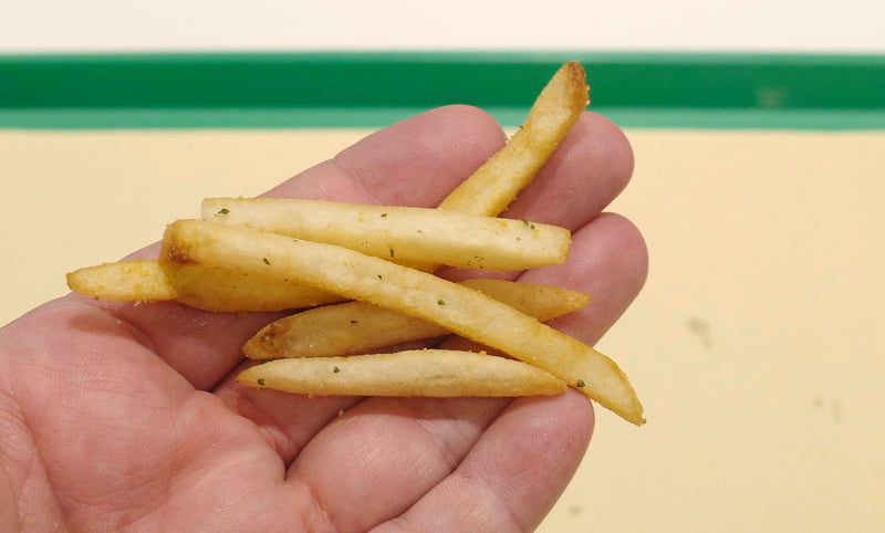 「シャカシャカポテト ローストガーリックバター味」は、にんにくのジャンク感をかき立てるアロマとバターの塩気が「マックフライポテト」のすみずみにまで絡んで思わず飲み物が恋しくなります!