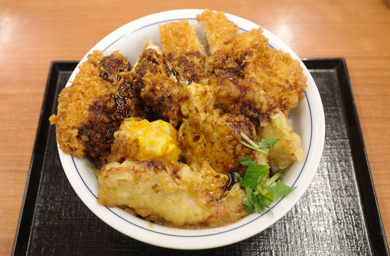 「豚ロース天とチキンカツ丼」は、兎にも角にも豚ロース天とチキンカツの絵力強め!